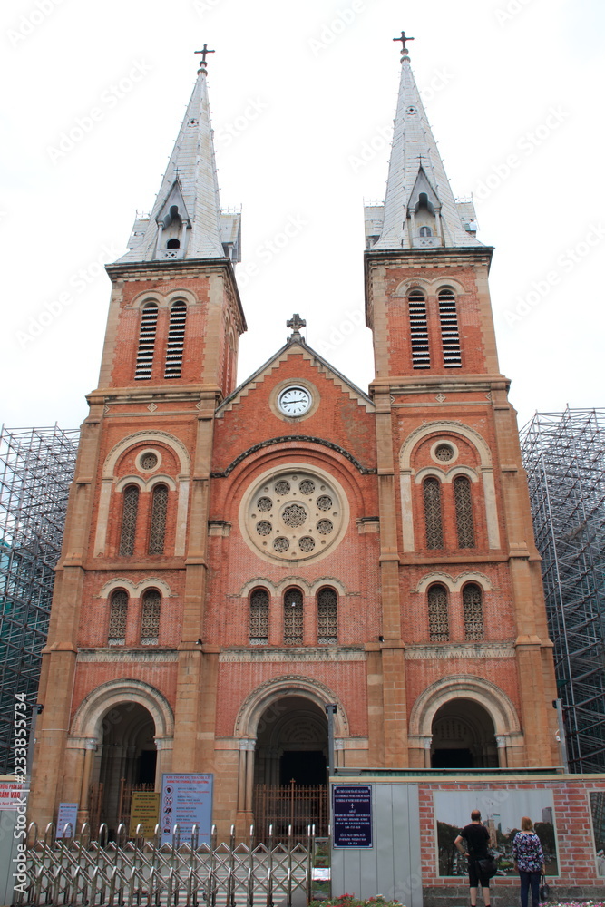 修繕工事中のサイゴン大聖堂　ベトナム　ホーチミン