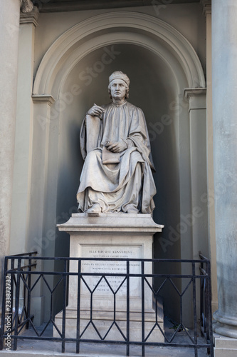 Памятник архитектору Арнольфо ди Камбио