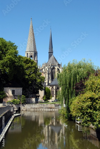 Ville de Vendôme, abbatiale de la Trinité, arbres et arbustes autour du plan d'eau, département du Loir-et-Cher, France