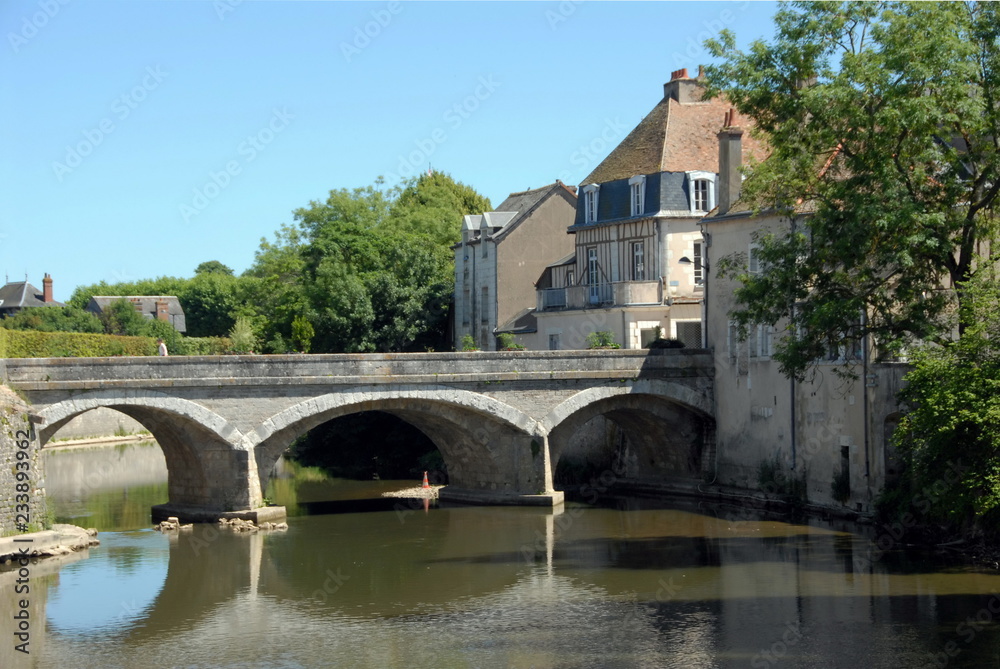 Ville de Vendôme, vieux pont enjambe le Loir en centre ville, département du Loir-et-Cher, France