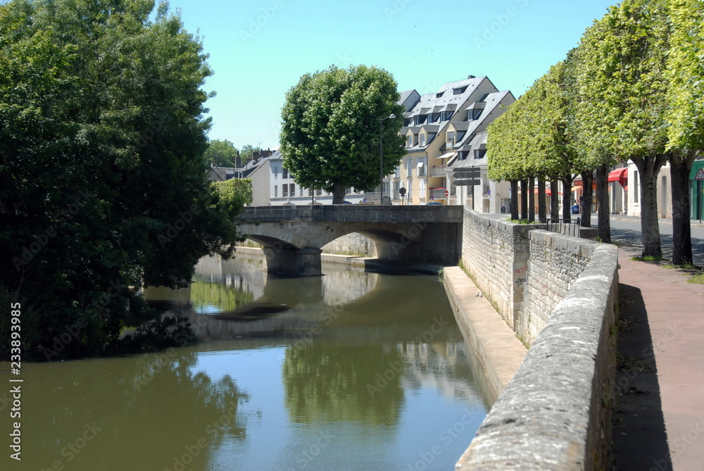 Ville de Vendôme, vieux pont enjambe le Loir en centre ville, arbres en bordure, département du Loir-et-Cher, France