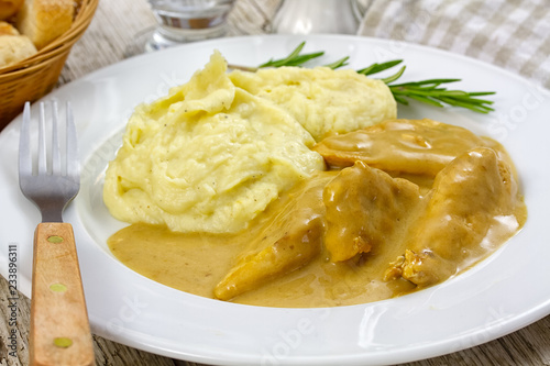 chicken with cream and mashed potatoes