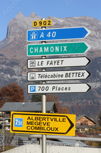 Panneau. A40. Chamonix. Le Fayet. Bettex. / Sign. A40. Chamonix. The Fayet. Bettex. photo