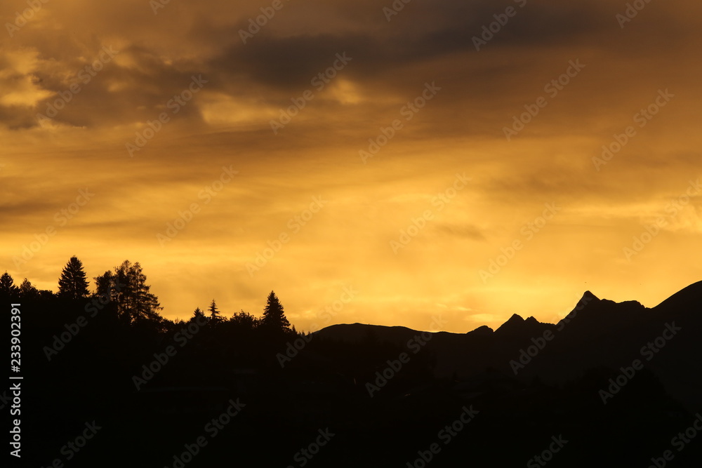 Coucher de soleil sur les Alpes de Haute-Savoie. / Sunset on the Alps of Haute-Savoie.
