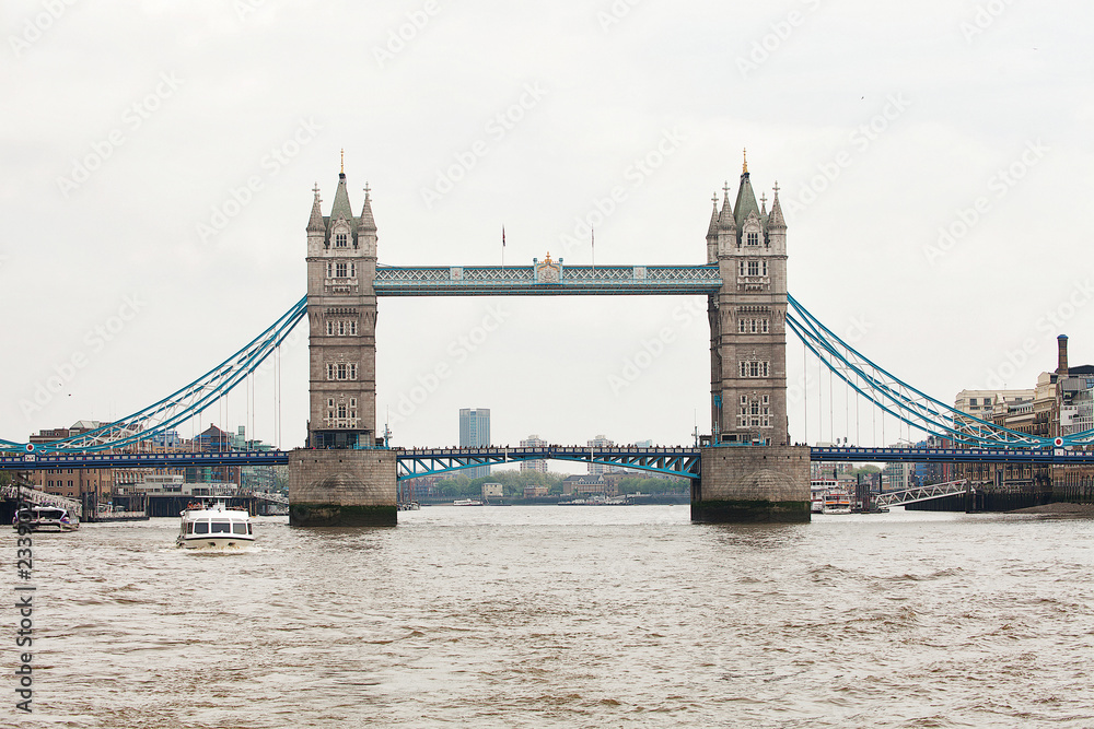 Obraz premium Tower Bridge across the Thames River