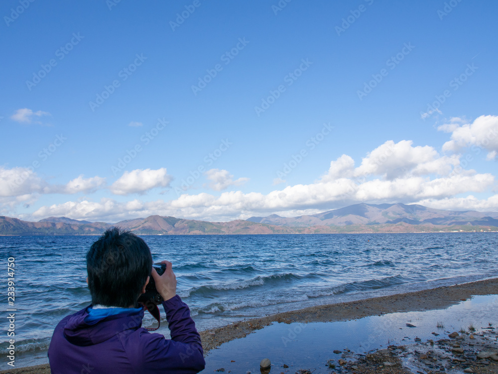 美しい風景を撮影するカメラマンの男性