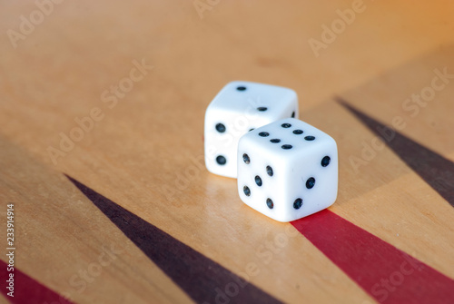Würfel auf Backgammonspielbrett
