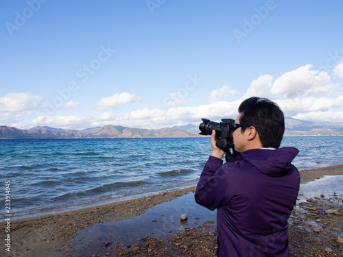 Wallpaper Mural 美しい風景を撮影するカメラマンの男性 Torontodigital.ca