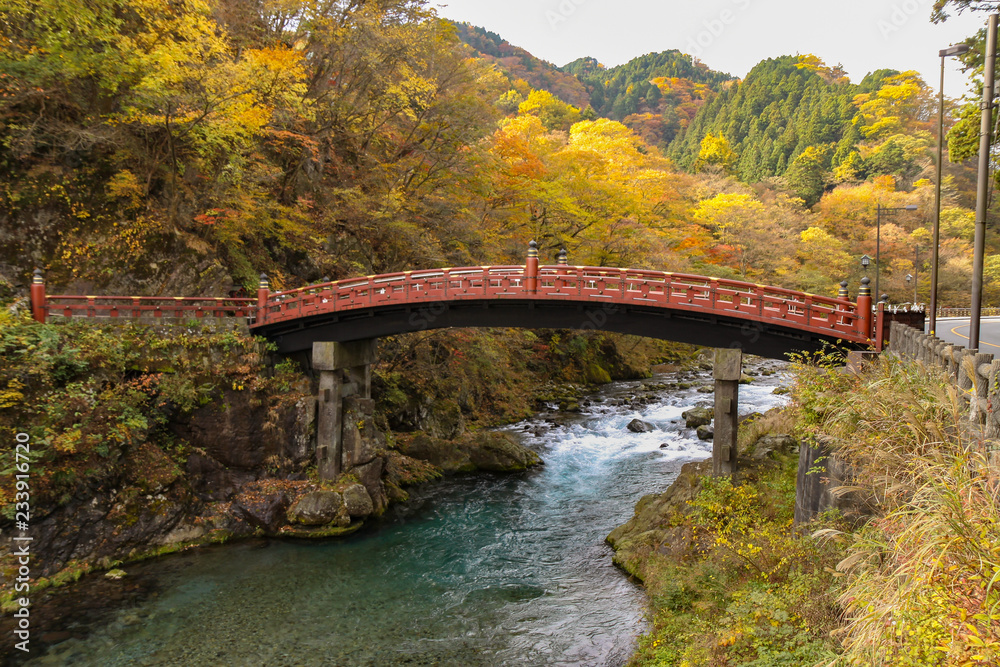 Fototapeta premium Shinkyo Bridge jesienią