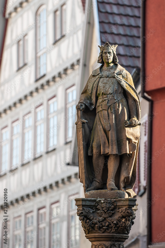 Statue Kaiser Friedrich II vor Marienkirche in Reutlingen