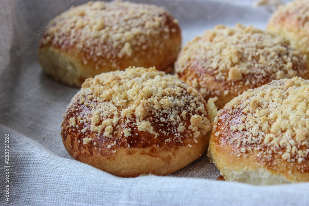 Lush buns with crumbs