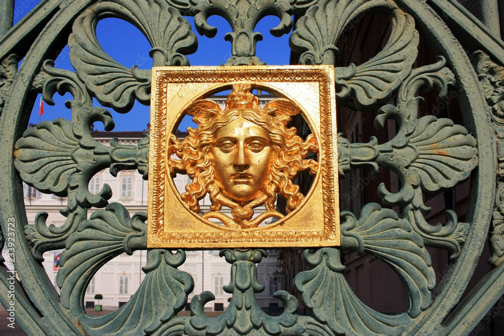 Obraz premium Bas-relief Gorgon head