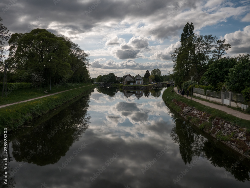 Fototapeta premium Canal d'Orléans à Combleux