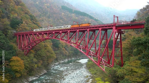 秋の黒部峡谷鉄道のトロッコ電車　日本の富山県黒部市宇奈月温泉