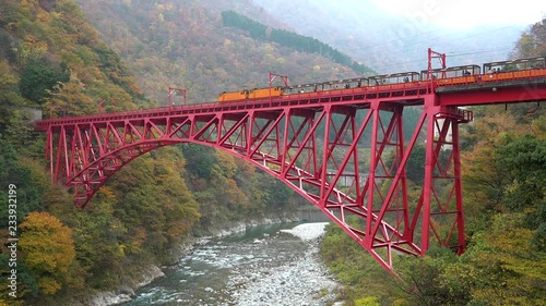 秋の黒部峡谷鉄道のトロッコ電車　日本の富山県黒部市宇奈月温泉