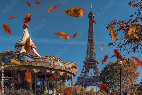 Canvas Print Leaves falling near the Eiffel tower in Paris