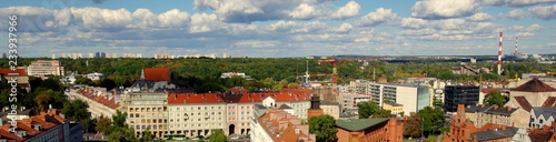 Panorama poznańskiej zabudowy oraz pięknego błękitnego nieba z białymi obłokami