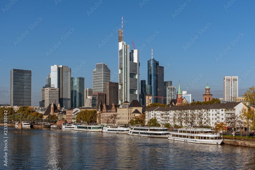 Fototapeta premium Stadtansicht von Frankfurt am Main mit Bankenviertel und Opernturm