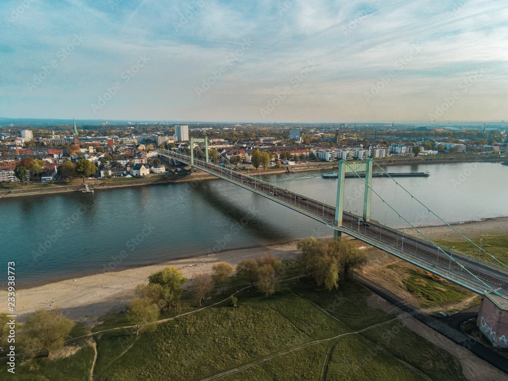 Obraz premium Köln Deutschland, blick auf die Mülheimer Brücke am Rhein