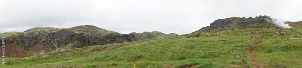 Grüne Landschaft mit heißen Quellen und Wasserfällen - Hengill Geothermalgebiet / Island