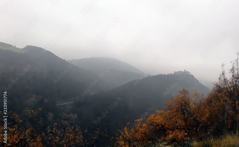 Paese di montagna nella nebbia