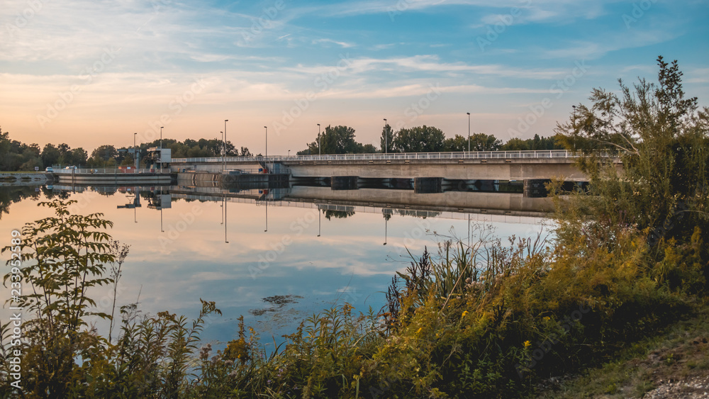 Obraz premium Beautiful sunset with reflections near Plattling - Isar - Bavaria