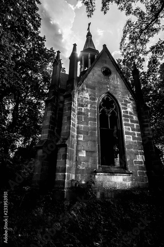 Obraz na płótnie Chapel ruins at an abandoned cemetery w salonie