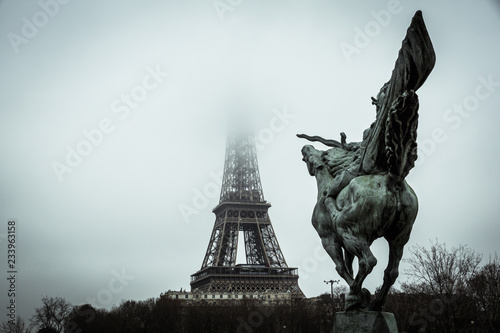 Reiterstatue vor Eifelturm bei Nebel, Paris - Frankreich