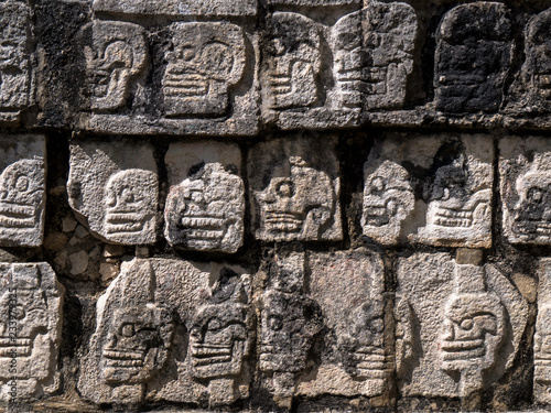 Obraz na płótnie Details of the skull carving on a monument in Chicen Itza, Mexico w salonie