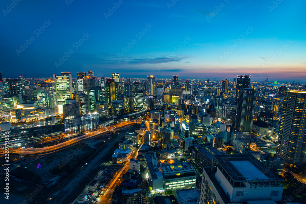 Fototapeta premium wysoki kąt widzenia miejskiego wieżowca osaka na pięknym niebie zmierzchu