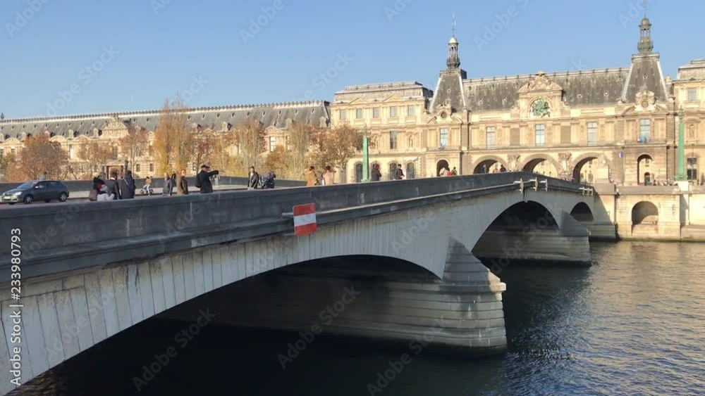 Pont du Carrousel sur la Seine à Paris Pont du Carrousel sur la Seine à Paris