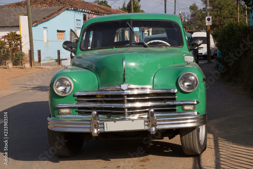 Schöner grüner Oldtimer auf Kuba (Karibik)