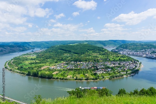 Rheininsel Rheinschleife Fachtschiff