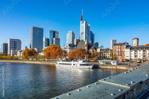 Mainufer und Skyline Frankfurt