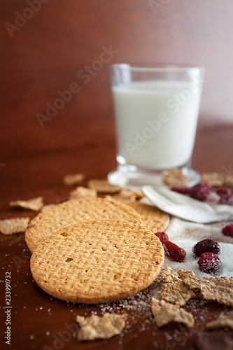 DESAYUNO CON GALLETAS ARÁNDANOS Y LECHE