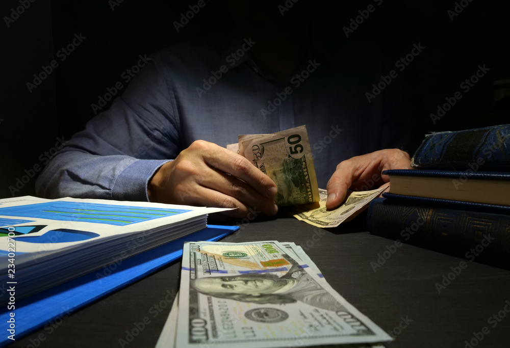 Ταπετσαρία Man counting money. Cash payday loan concept.