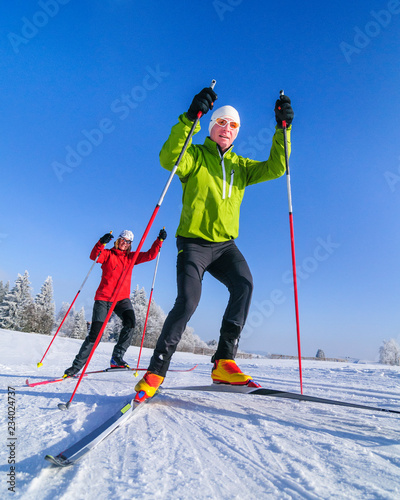 Foto zwei Skating-Sportler an einem herrlichen Wintertag