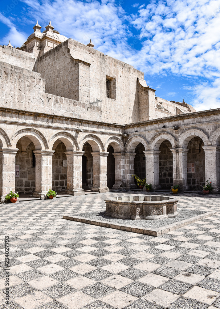 Φωτογραφία The interior courtyard and cloisters of Church of La Compania, Arequipa, Peru