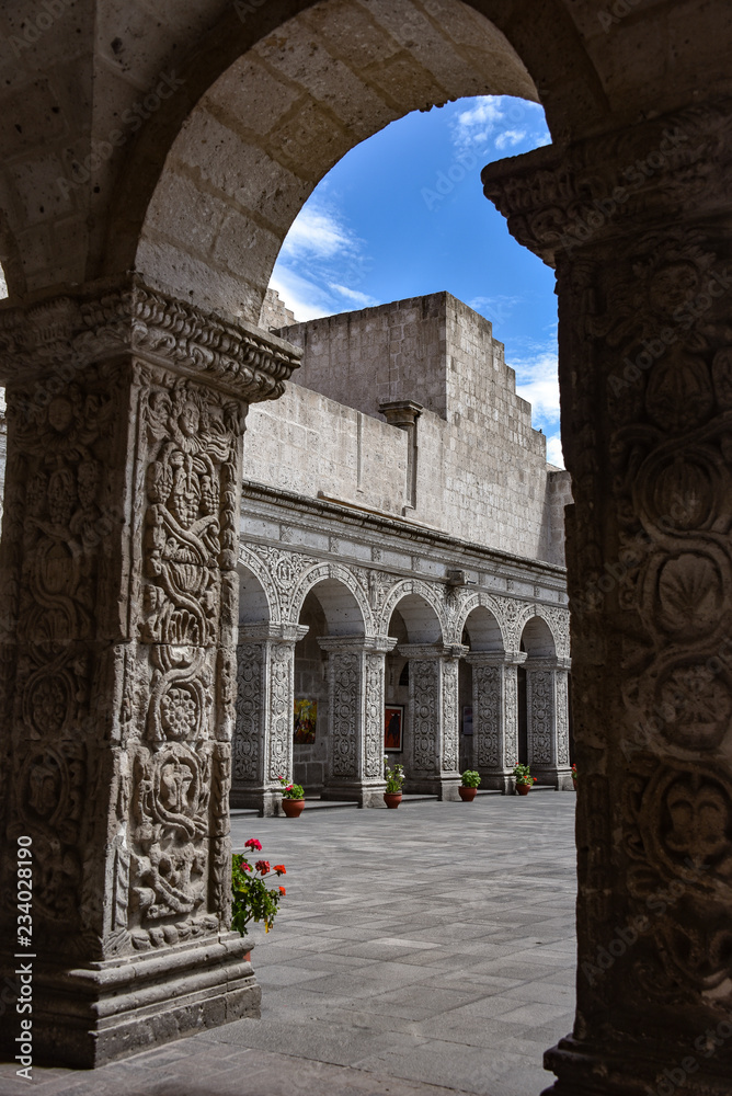 Φωτογραφία The interior courtyard and cloisters of Church of La Compania, Arequipa, Peru