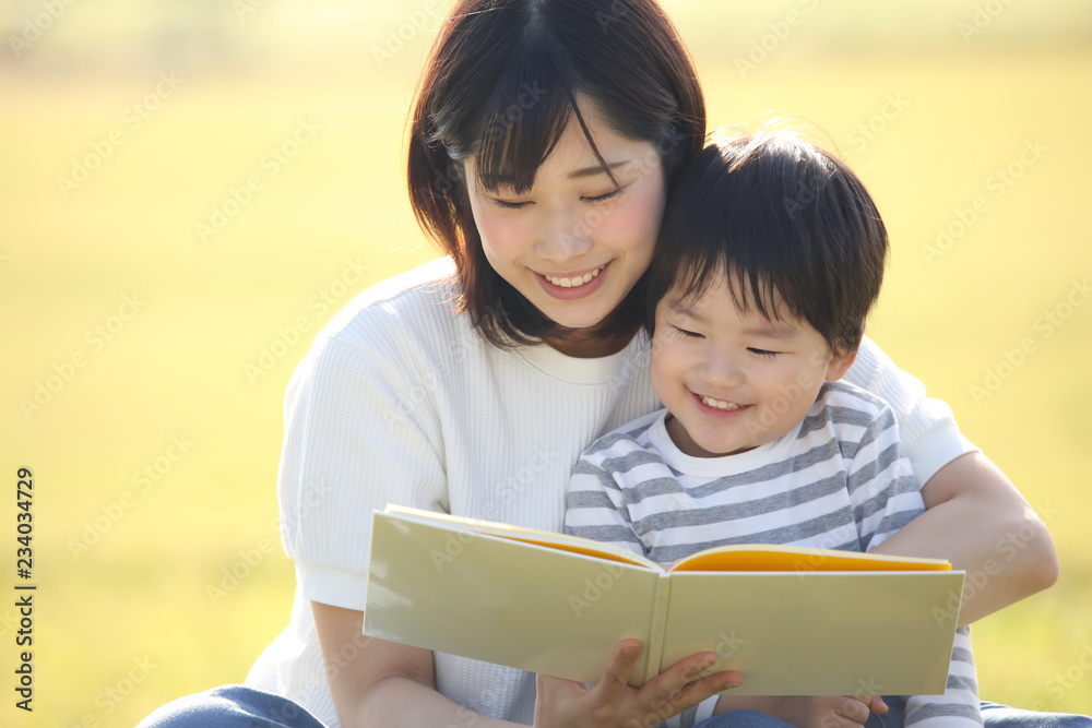 読書する親子 読書する親子