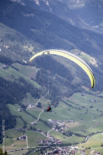 Gleitschirmfliegen photo