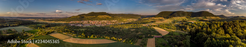 Panorama des Schwäbischen Albvorlandes im Abendlicht