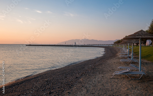 Plage au levé de soleil