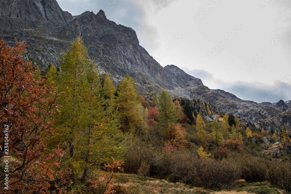 Die wunderbare Bergwelt des Wallis im Herbst 