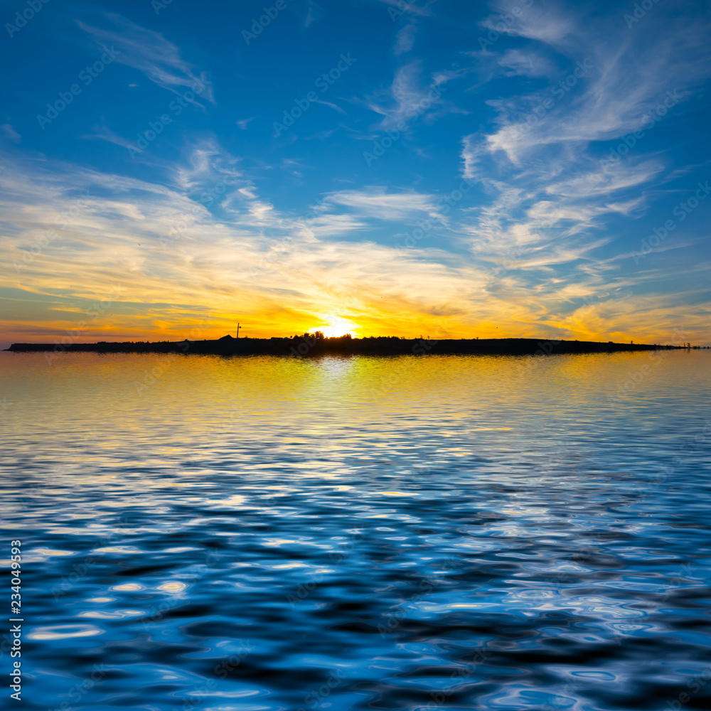 Obraz premium dramatic sunset reflected in a water