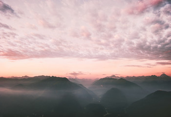 Ingelijste posters Grijs Zonsondergang boven bergketen met wolken  © EVERST