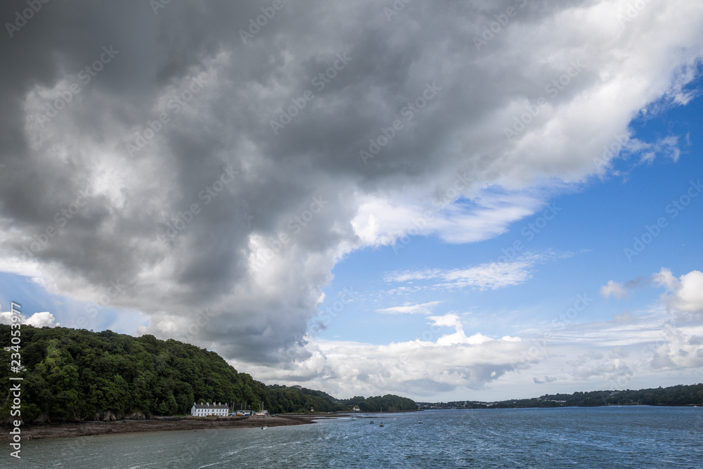 Wolkenband über der Küste von Wales