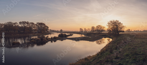 Bild auf Leinwand Atmosphärisches Panorama einer Flusskurve der Mulde bei Bitterfeld,  Sachsen-Anh