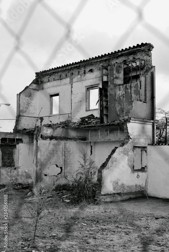 Edificio en ruinas tras alambrada © javisanx