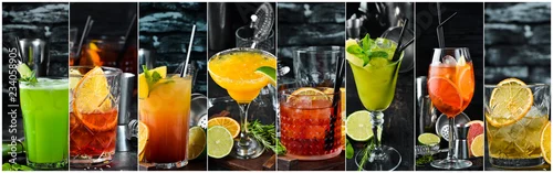 Obraz Kolaż. Kolorowe Koktajle Alkoholowe. Widok z góry. Na drewnianym tle.